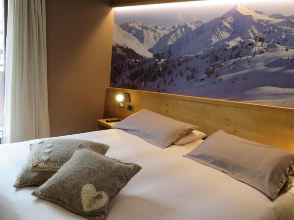 客房内保险箱、办公桌、婴儿床、免费 WiFi