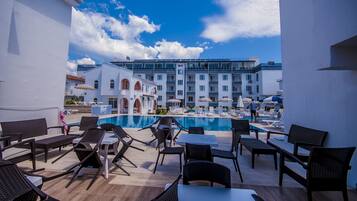 2 piscines extérieures, parasols de plage, chaises longues