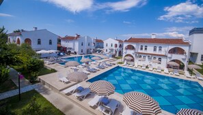 2 piscine all'aperto, ombrelloni da piscina, lettini