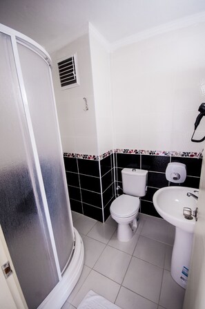 Suite | Bagno | Doccia, set di cortesia gratuito, asciugacapelli, asciugamani