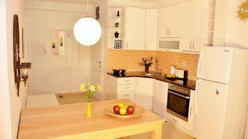 Deluxe-Apartment, 2 Schlafzimmer, Seeblick | Essbereich im Zimmer