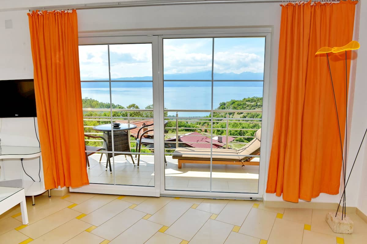 Deluxe appartement, 2 slaapkamers, uitzicht op meer | Kameruitzicht
