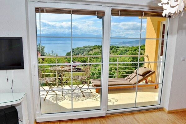 Appartement Panoramique, 2 chambres, vue lac | Vue de la chambre