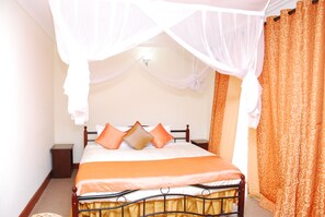 Premium bedding, desk, iron/ironing board, free WiFi