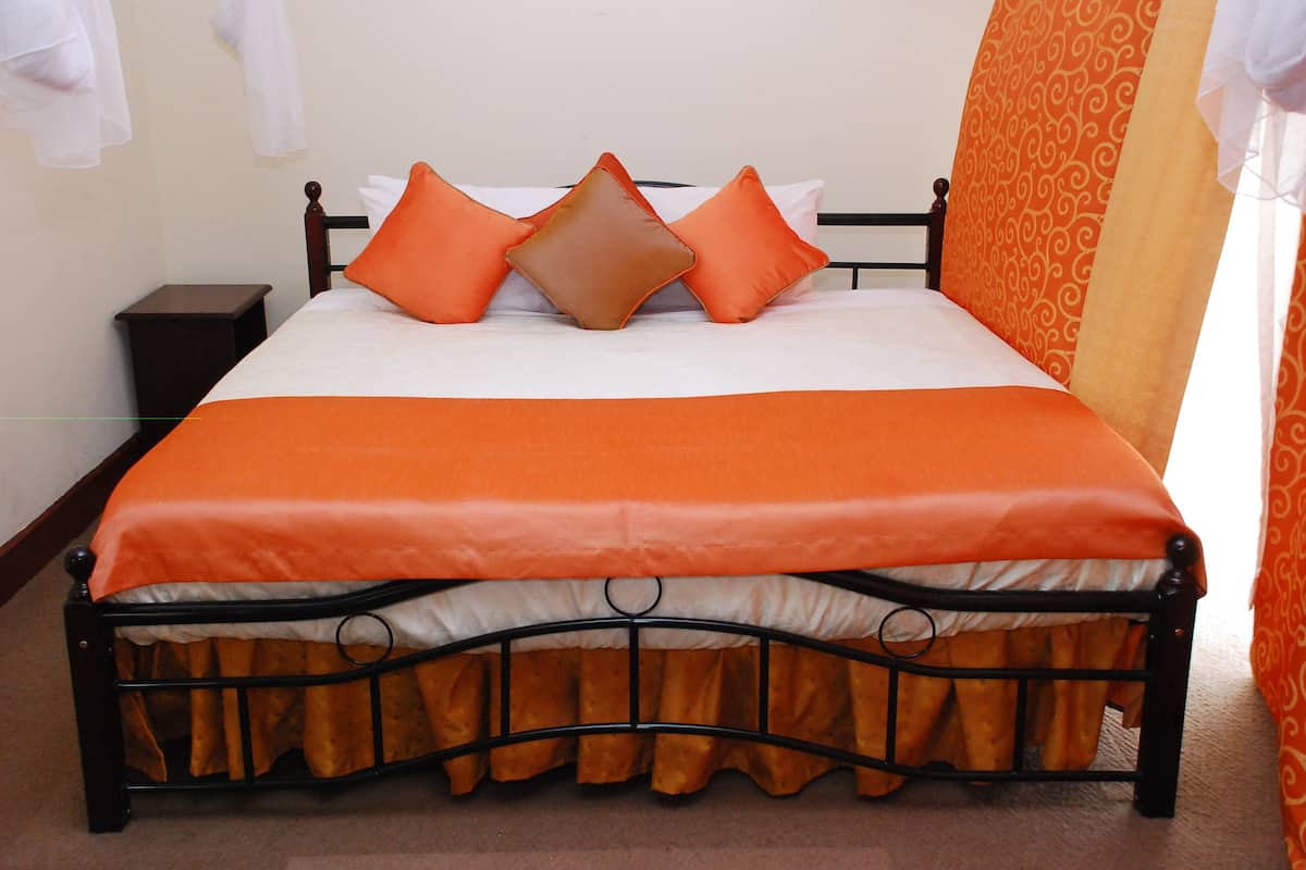 Deluxe tweepersoonskamer | Luxe beddengoed, een bureau, een strijkplank/strijkijzer, gratis wifi