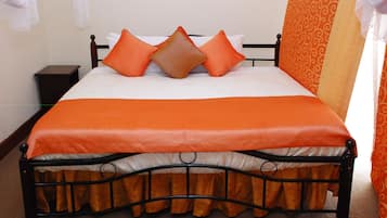 Deluxe tweepersoonskamer | Luxe beddengoed, een bureau, een strijkplank/strijkijzer, gratis wifi