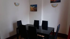 Apartemen, 3 kamar tidur | Makan di kamar