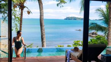 Beachfront Villa Estate | Vista do quarto