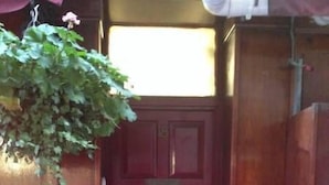 Une porte en bois avec une boîte aux lettres et une petite fenêtre au-dessus.