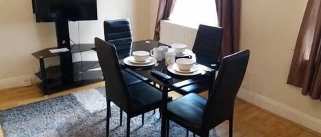 Apartment, 1 Bedroom | In-room dining