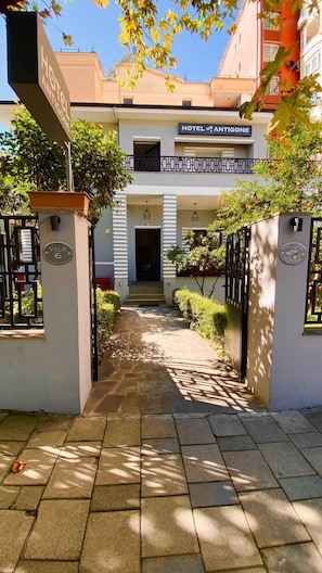 Front of property - Hotel Antigone (Tirana)