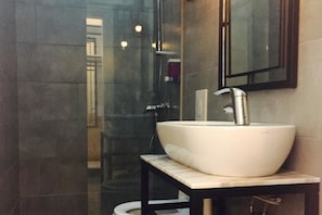 Budget Double or Twin Room | Banheiro | Chuveiro, produtos de toalete grátis, secador de cabelo, chinelos