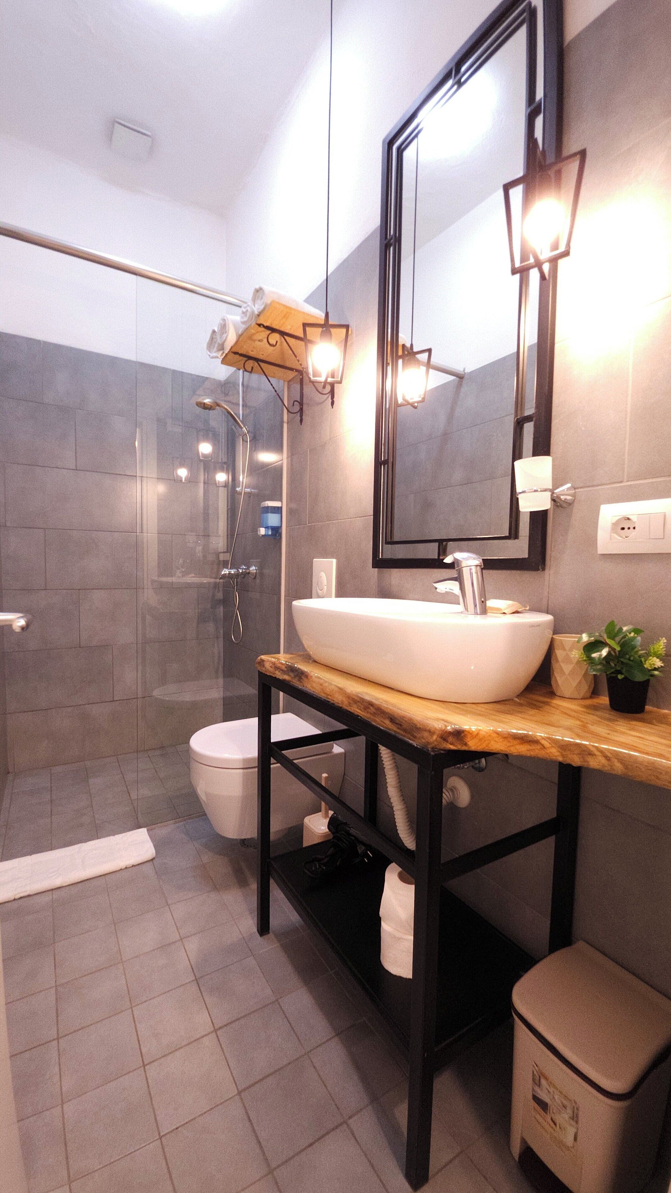 Quarto casal luxo | Banheiro | Chuveiro, produtos de toalete grátis, secador de cabelo, chinelos