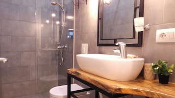 Quarto casal luxo | Banheiro | Chuveiro, produtos de toalete grátis, secador de cabelo, chinelos