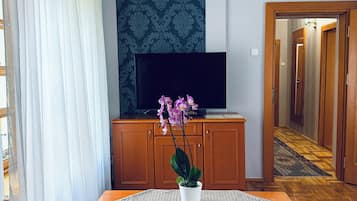 Superior Apartment, 2 Bedrooms, Park View | Desk, soundproofing, free cribs/infant beds, free WiFi