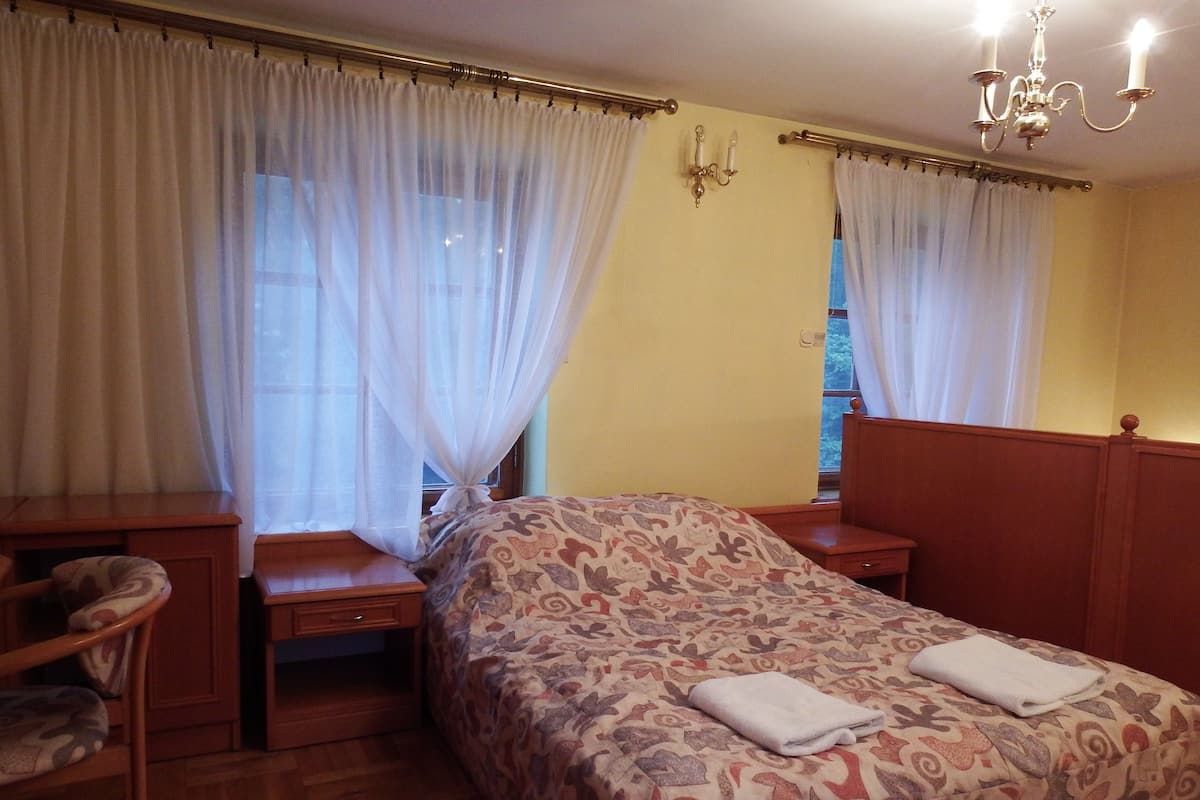 Superior appartement, 2 slaapkamers, uitzicht op park | Een bureau, geluiddichte muren, gratis babybedden, gratis wifi