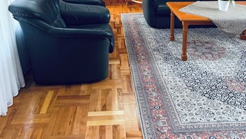 Escritorio, sistema de insonorización, cunas gratuitas y wifi gratis