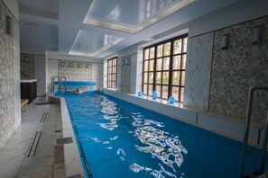 Sisäuima-allas, aurinkotuoleja