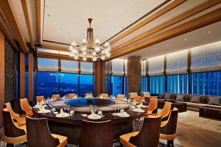 2 restaurants, breakfast, lunch served; local and international cuisine