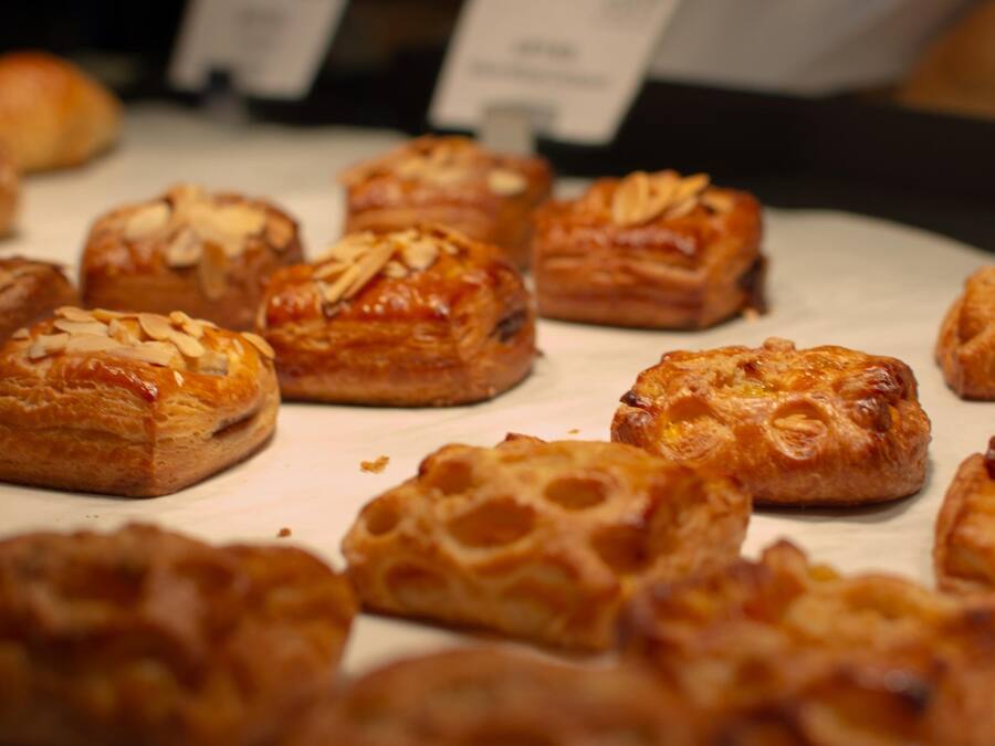Uma variedade de doces em um prato.
