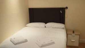 1 dormitorio, tabla de planchar con plancha, wifi gratis y ropa de cama