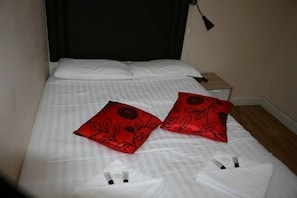 1 habitación, tabla de planchar con plancha, wifi gratis y ropa de cama 