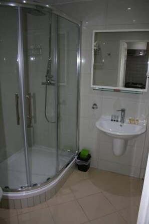Shower, free toiletries, hair dryer, towels - Marble Arch Flat (London)