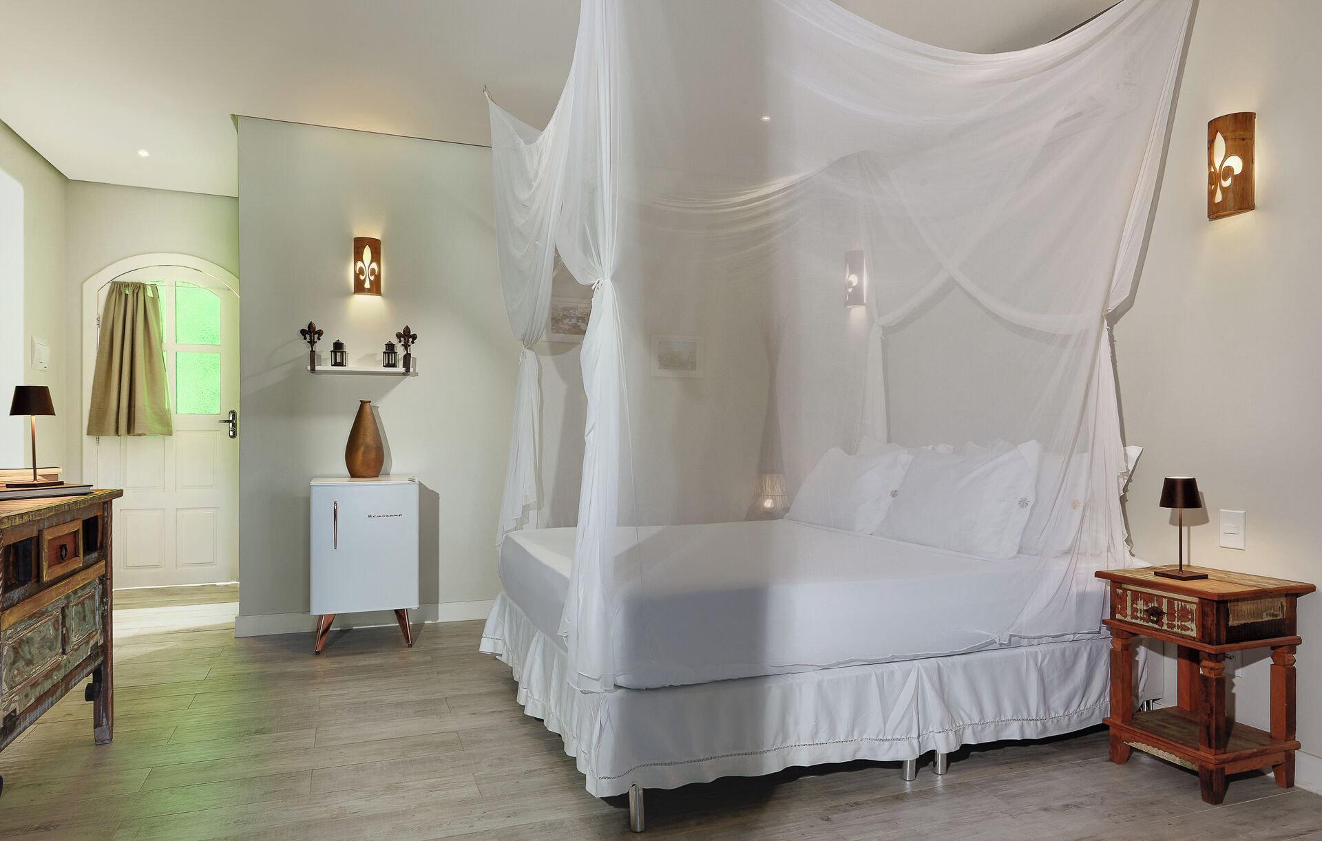 Minibar, decoración personalizada, muebles diferentes y escritorio 