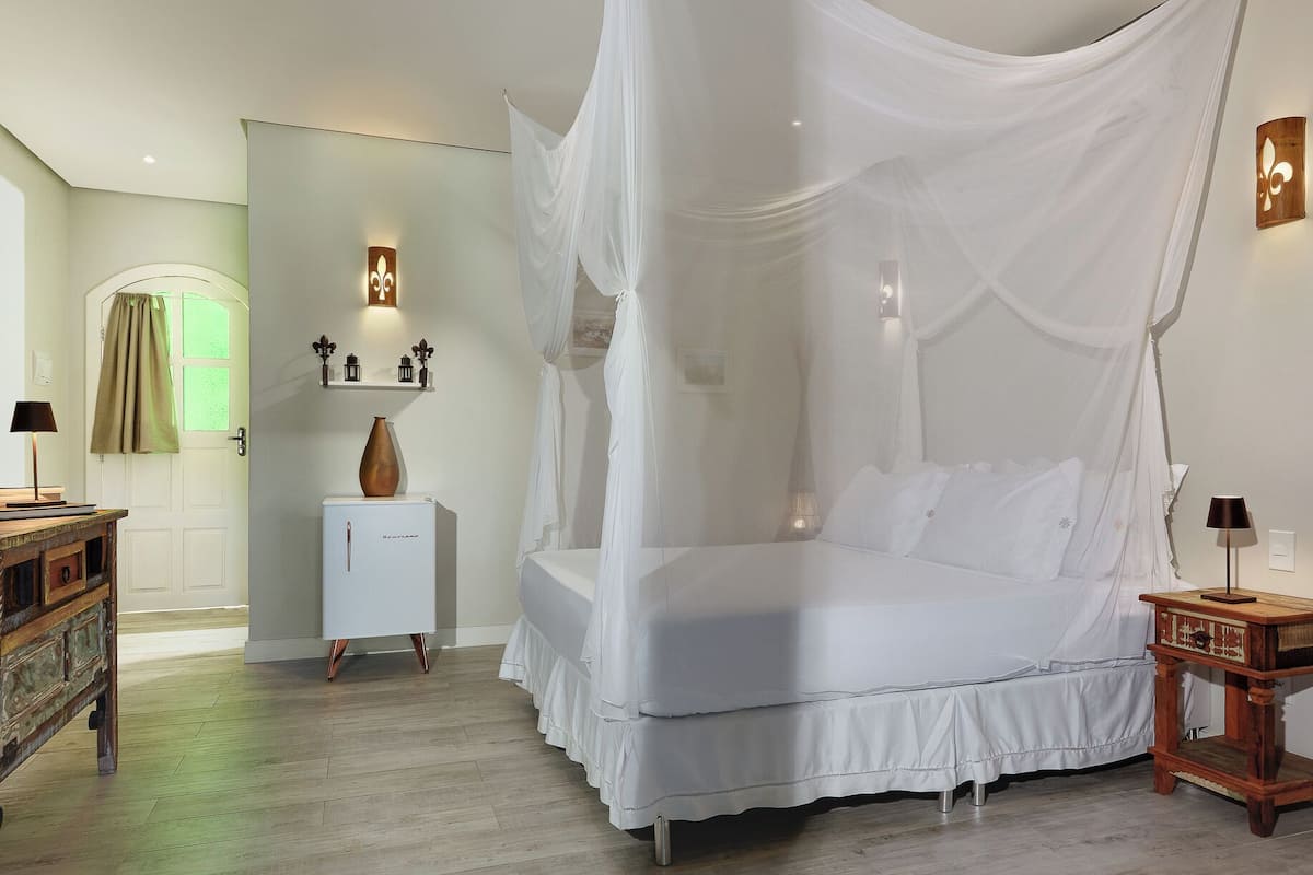 Superior Room | 1 bedroom, minibar, individually decorated, individually furnished