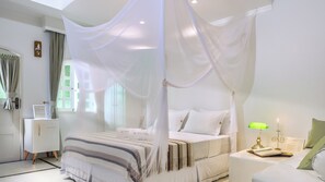 Minibar, decoración personalizada, muebles diferentes y escritorio 