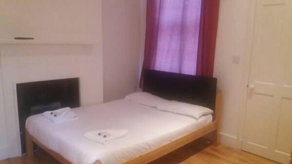 Basic Double Room | Iron/ironing board, free WiFi - Shepherd's Bush Flats (London)