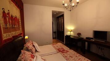 Minibar, caja fuerte, escritorio y cortinas opacas