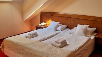 Phòng đôi Deluxe | Bộ đồ giường cao cấp, bàn, khu vực làm việc phù hợp cho laptop