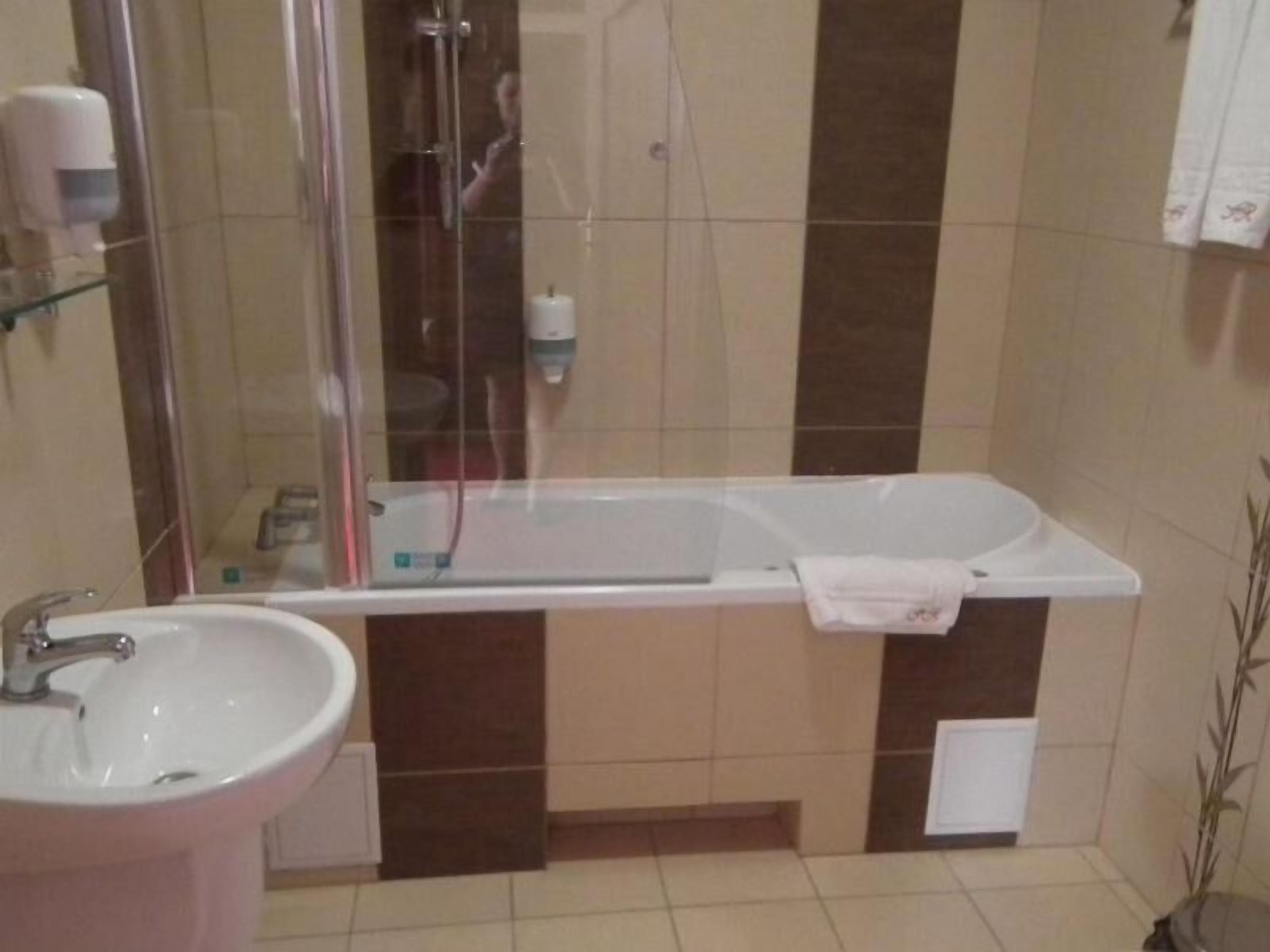 Ein Badezimmer mit Waschbecken, einer Duschkabine und einer Badewanne.