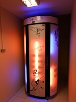 Um espaço cilíndrico para massagem com decoração floral e a inscrição "COMETA Floral" na parede.
