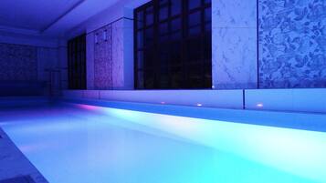 Alberca techada, acceso de 07:00 a 22:00, y camastros