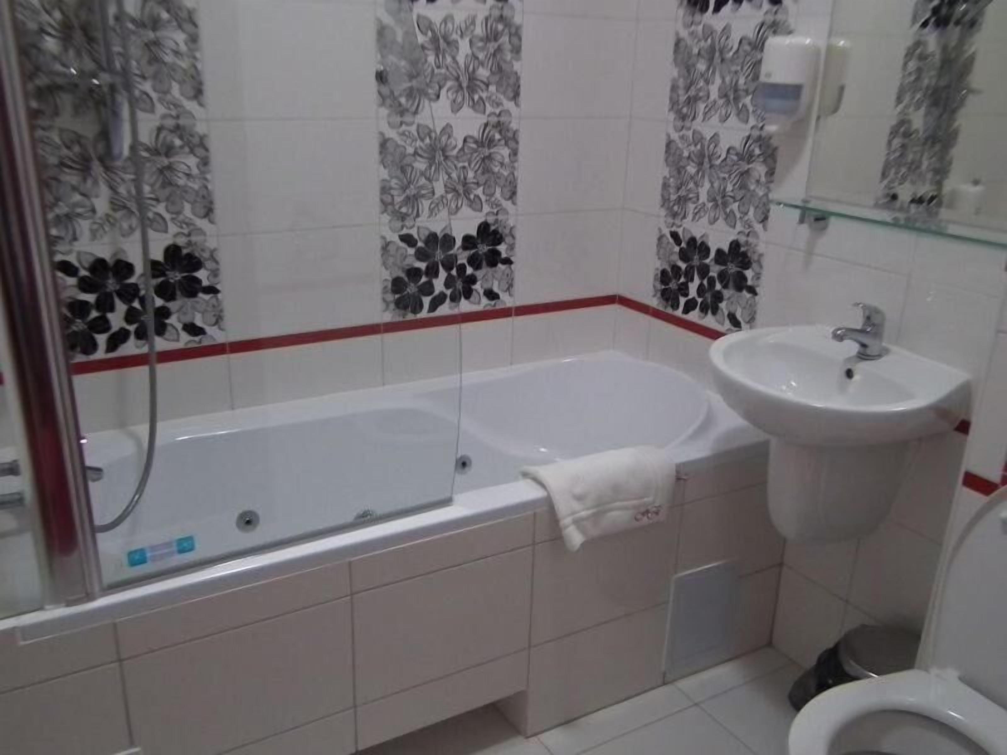 Ein Badezimmer mit Badewanne, Waschbecken und Toilette.