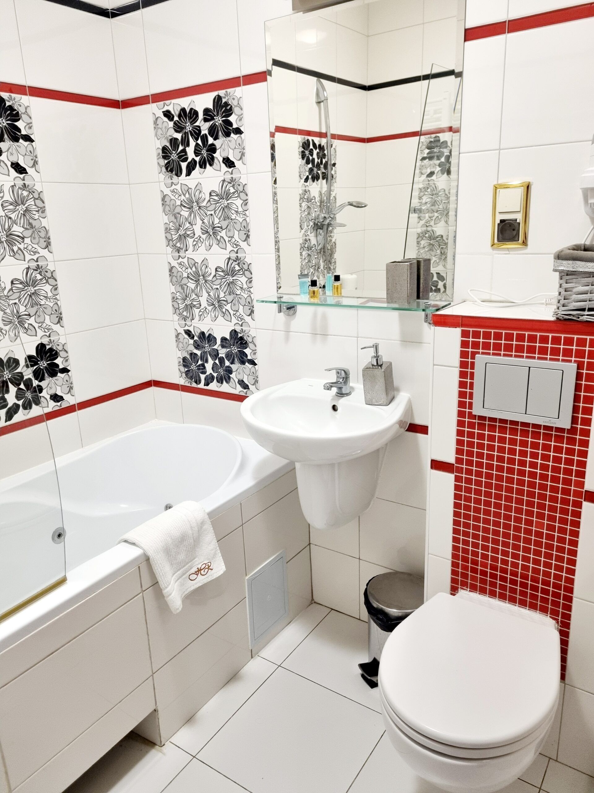 Căn hộ Deluxe, 1 giường đôi | Phòng tắm | Vòi sen/bồn tắm kết hợp, bồn tắm thủy lực, máy sấy tóc, khăn tắm 