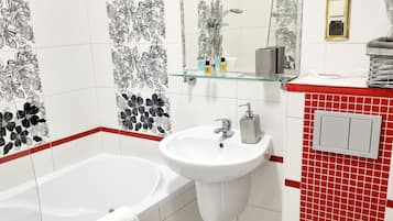 Căn hộ Deluxe, 1 giường đôi | Phòng tắm | Vòi sen/bồn tắm kết hợp, bồn tắm thủy lực, máy sấy tóc, khăn tắm