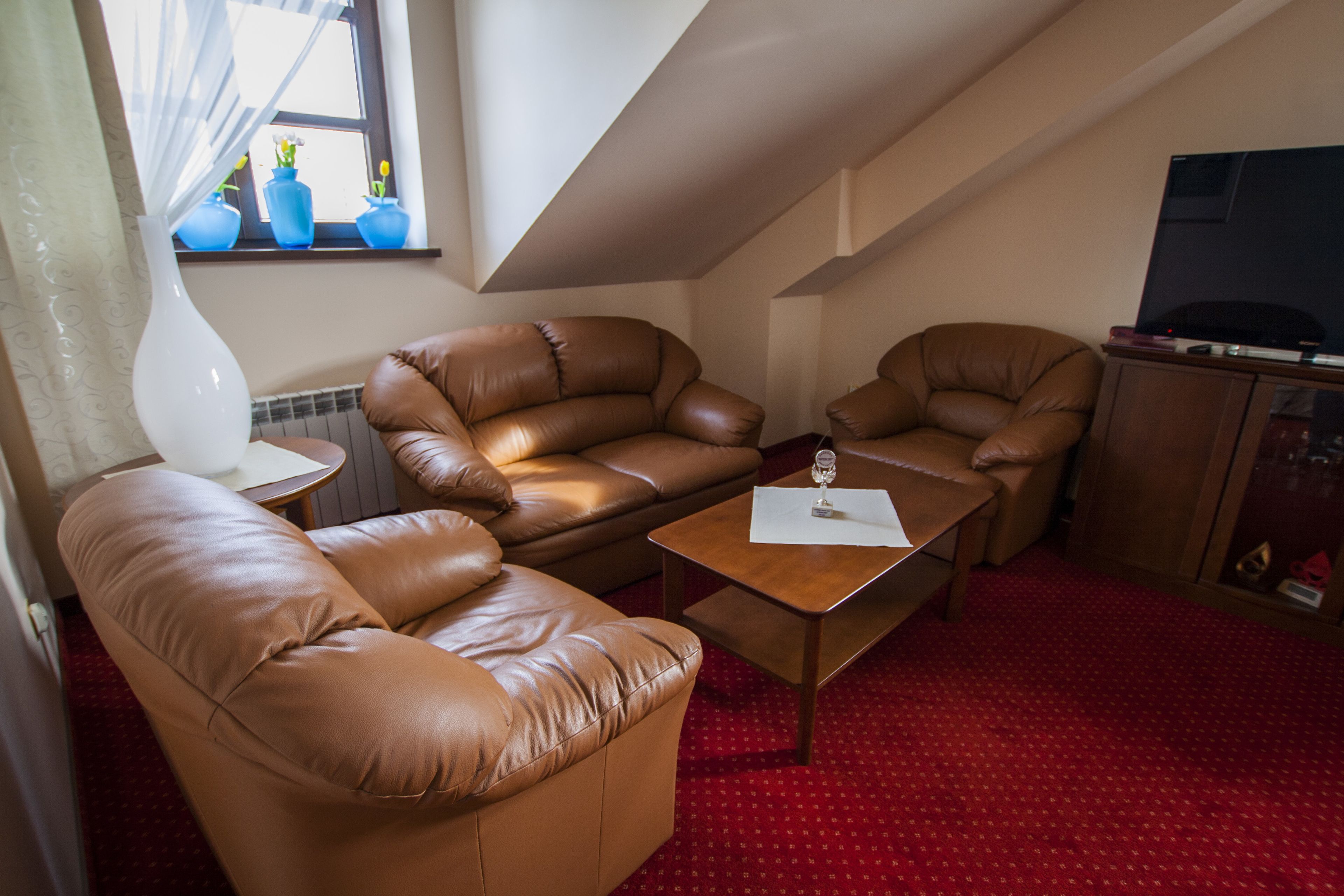 Leilighet – deluxe, 1 dobbeltseng | Oppholdsområde | En 42-tommers Flatskjerm-TV med kabel-kanaler samt TV