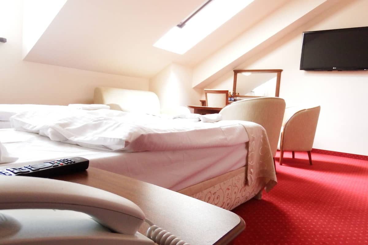 Family Apartment | Premium bedding, desk, laptop workspace, blackout curtains