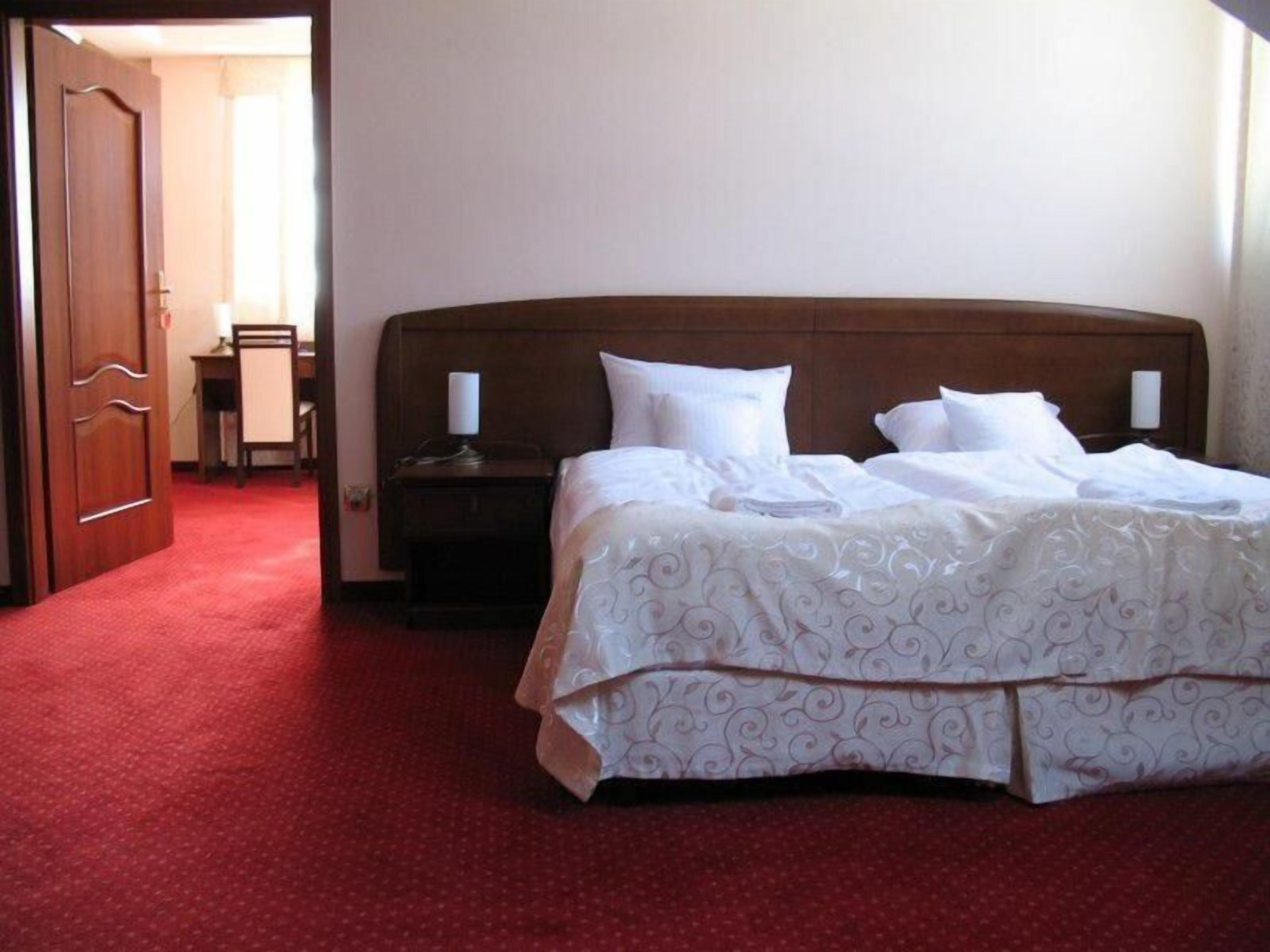 أغطية فراش متميزة ومكتب ومساحة عمل للكمبيوتر المحمول وستائر تعتيم