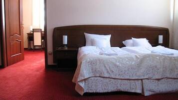 Roupas de cama premium, escrivaninha, espaço de trabalho para notebook