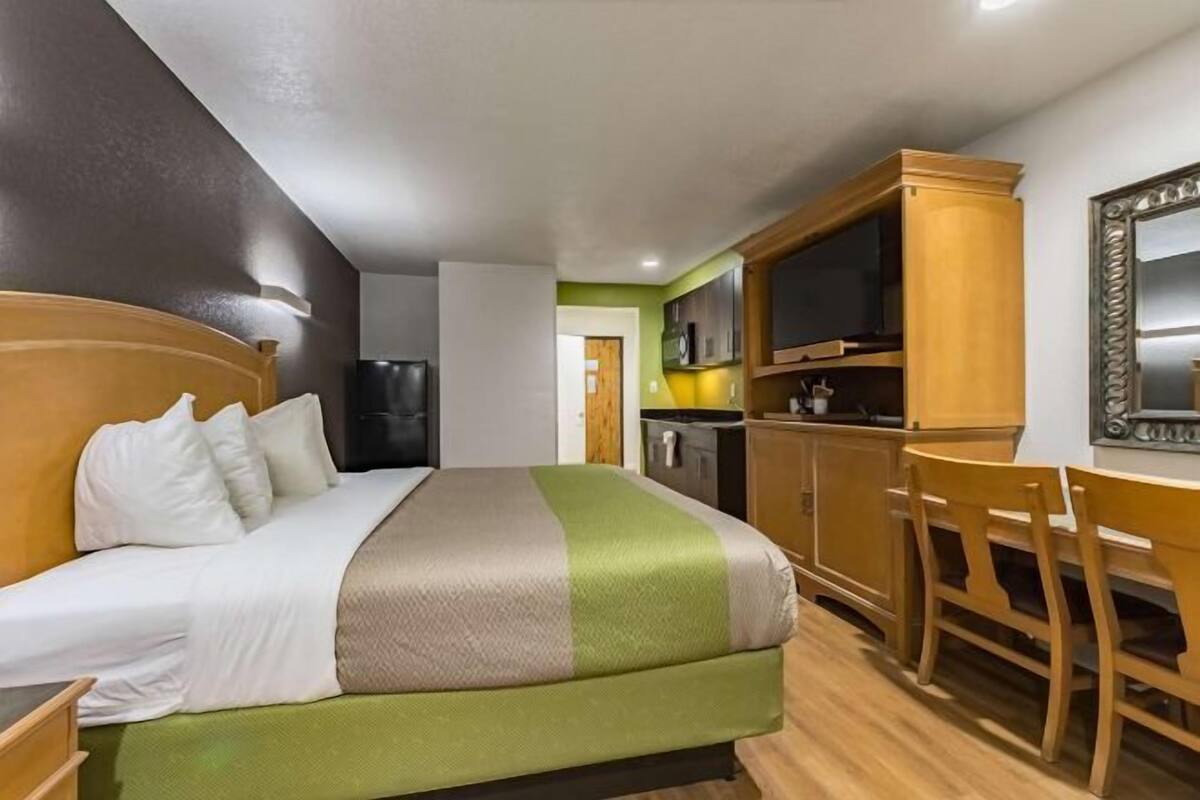 Desk, laptop workspace, WiFi (free), bed sheets