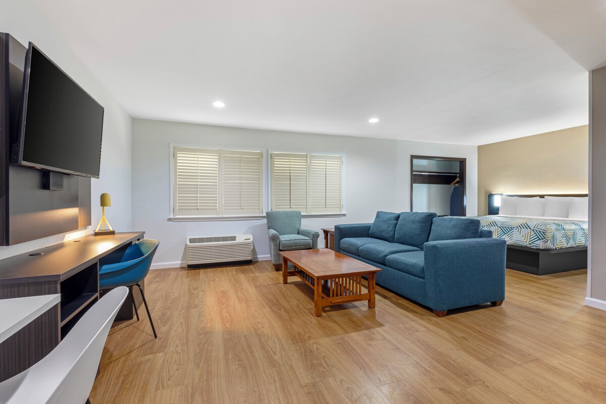 Deluxe Suite, 1 King Bed, Non Smoking, Kitchenette | Desk, laptop workspace, WiFi (free), bed sheets