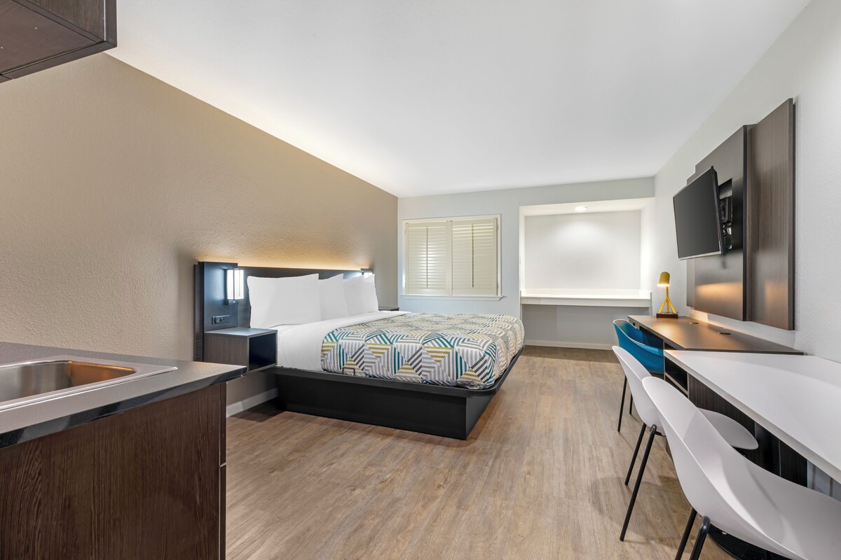 Desk, laptop workspace, WiFi (free), bed sheets