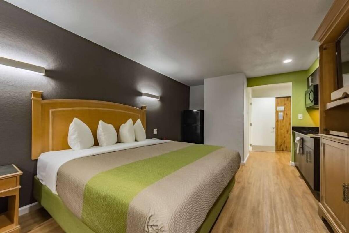 Desk, laptop workspace, WiFi (free), bed sheets