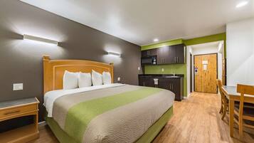 Escritorio, espacio para trabajar con laptop y wifi gratis