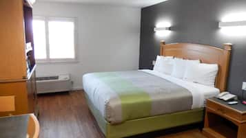 Un dormitorio con cama, mesita de noche y armario.