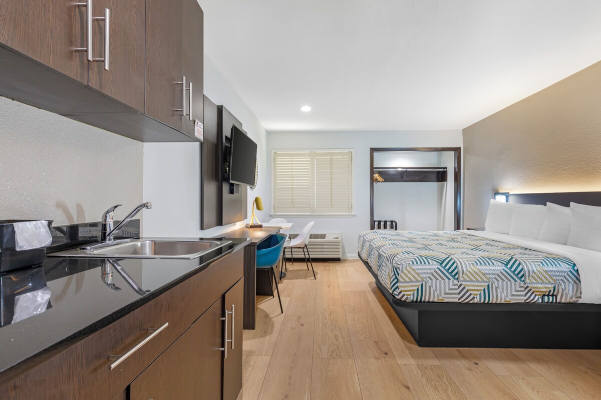 Desk, laptop workspace, WiFi (free), bed sheets